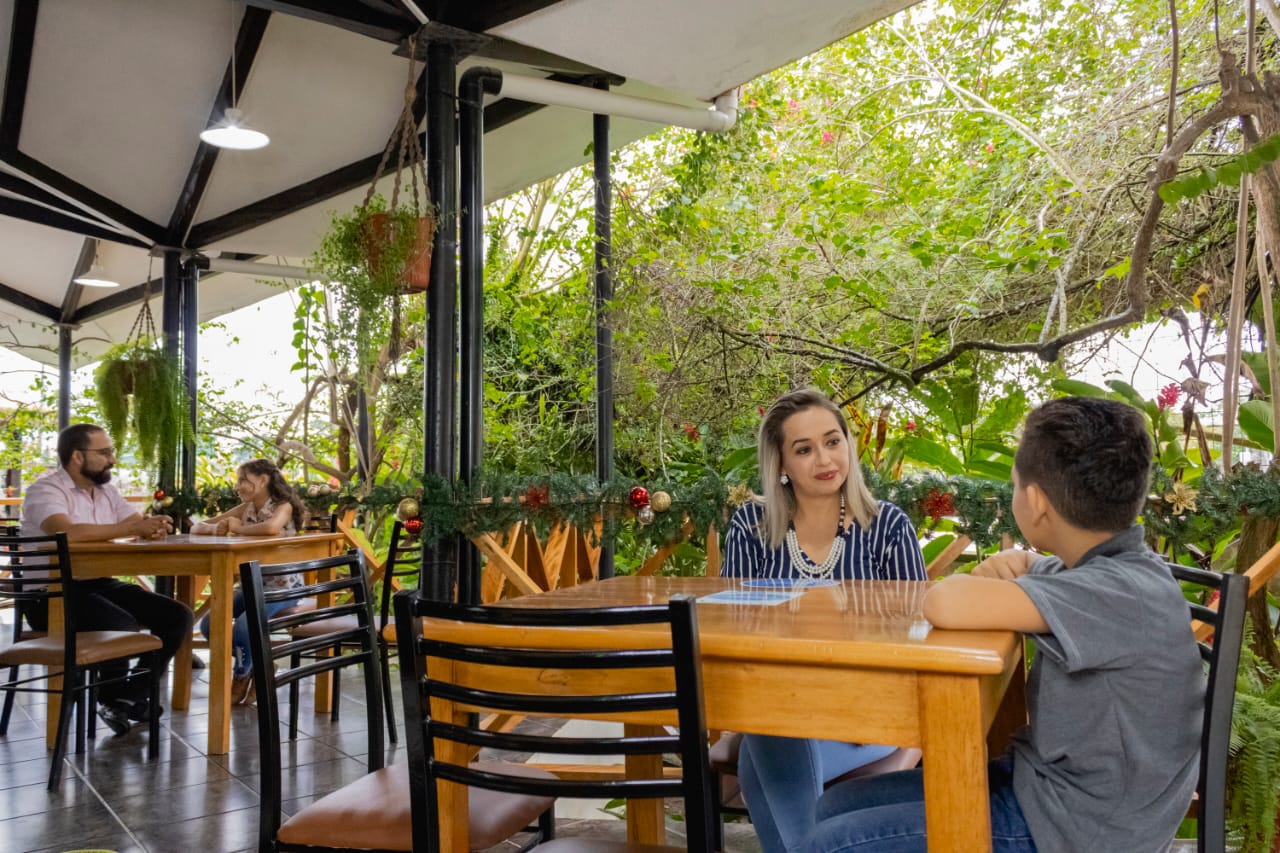 Restaurante-hosteria-amazonas-ecuador-vacaciones-reuniones